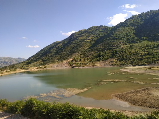 Liqeni i Llufës në Nivicë Tepelenë afer bujtina Hader Xhebro